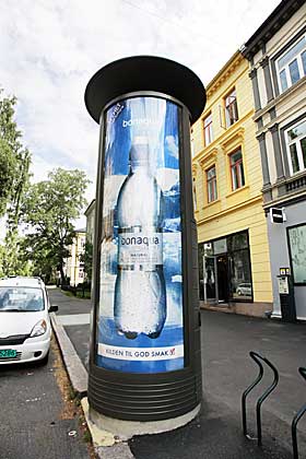 SNART KAN DET KOMME FLERE: 40 t�rn er s� langt oppf�rt med reklame i Oslo. JCDecaux venter p� et vedtak hos Fylkesmannen f�r de neste 25 kan ferdigstilles.