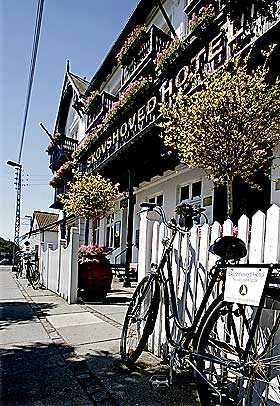 SJARMERENDE: Skovshoved Hotel ligger i den tidligere fiskelandsbyen Skovshoved utenfor K�benhavn. Omr�det er et av de dyreste i Danmark, men likevel veldig sjarmerende.