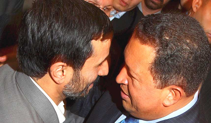 ALLIERTE:  Venezuelas president Hugo Chavez  og Irans Mahmoud Ahmadinejad g�r inn for � prise oljen mot en kurv med flere valutaer.