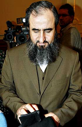 ENN� I NORGE: Mange reagerer p� at Mullah Krekar til tross for utvisningsvedtaket mot ham enn� oppholder seg p� norsk jord.
