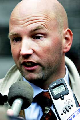 - �PENBART STRAFFBART: Advokat Brynjar Meling vil unders�ke om ogs� medlemmene i gruppa, over 400 personer, kan bli holdt strafferettslig ansvarlig for det spesielle budskapet.