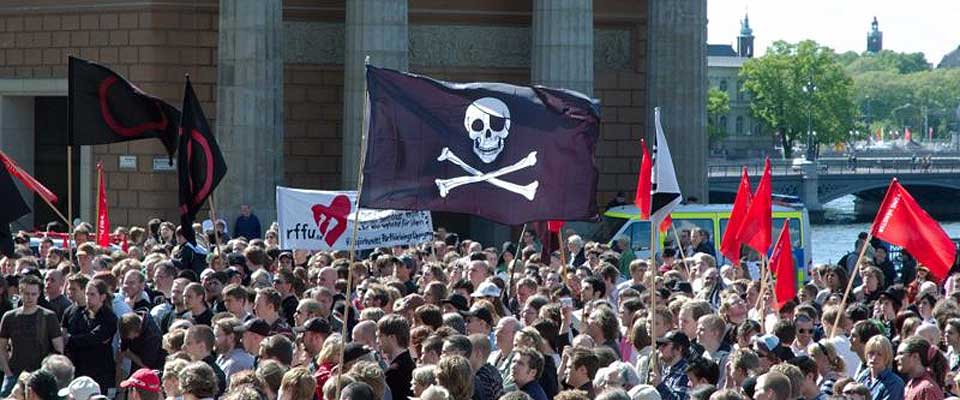 - EN NY INDUSTRIELL REVOLUSJON: Bildet er tatt i Stockholm i uni 2006 under pro-pirace-demonstrasjonen. I fildelingens �nd er bildet frigitt for distribusjon.