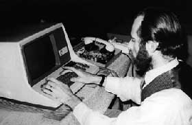 HISTORISK: Vint Cerf utf�rer historisk viktig arbeide p� UCLA-universitetet, ca. 1973.