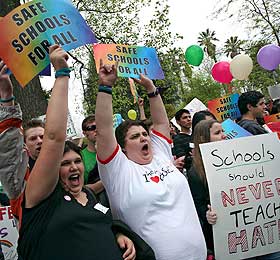10 PROSENT: Sacramento er regnet som en liberal by, og andelen homofile og lesbiske er omlag 10 prosent av befolkningen. Her demonstrerer unge homofile 26. mars i �r.