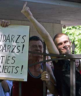 ANTI-HOMOFILE: I Riga i Latvia har homofile som demonstrerer for sine rettigheter blitt angrepet med ekskrementer. Her fra en demonstrasjon mot Homoparaden i juni 2007.