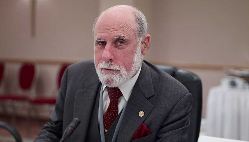 SNART FULLT: Dagens Internettprotokoll har snart ikke plass til flere brukere, advarer Vint Cerf. I 1973 skrev han protokollene som muliggj�r all trafikk p� nettet. Foto: WIKIMEDIA COMMONS