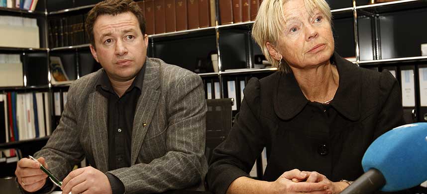 FOR KOMPLISERT: Terra-skandalen viser at kommunene ikke har hatt nok kompetanse om eller kjennskap til finansmarkedet til � kunne vurdere investeringsrisikoen. Bildet viser Hemnes-ordf�rer Kjell Idar Juvik og Narviks ordf�rer Karen Margrethe Kuvaas etter m�tet med Terra Securities i Oslo i g�r ettermiddag.
