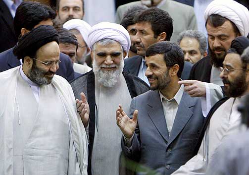 PRESTESKAPET HAR STOR INNFLYTELSE I IRAN: Her er religi�se ledere i munter passiar med president Mahmoud Ahmadinejad.