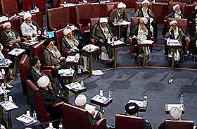 MEKTIGE OG KONSERVATIVE: Iranske prester i m�te i det h�yeste relig�se r�det i landet.