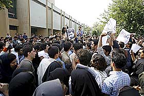 HAVNET I KLINSJ: Iranske studenter som �nsker reform i sammenst�t med presidentvennlige studenter ved Universitetet i Teheran i oktober i �r.