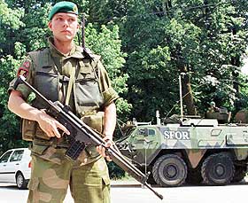 P� BALKAN: En soldat fra Sfor-styrken vokter Nato-hovedkvarteret i Ilidza ved Sarajevo i juli 1997.