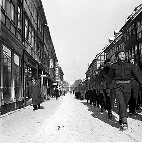 I TYSKLAND: Det norske sanitetskompaniet p� marsj gjennom Northeim i Vest-Tyskland i 1947.