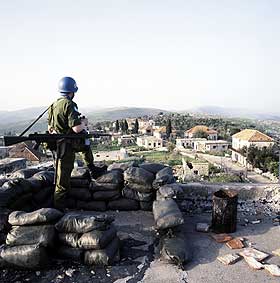 LANGVARIG ENGASJEMENT: En norsk Unifil-soldat p� vakt i S�r-Libanon i 1978, samme �r som styrken ble opprettet.
