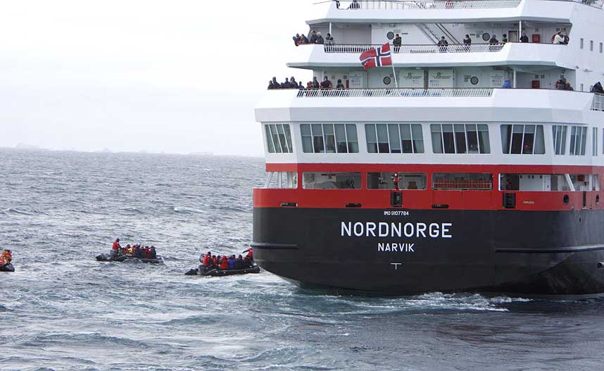 REDDET AV HURTIGRUA: Her reddes passasjerene fra MS Explorer om bord p� hurtigruteskipet Nordnorge.