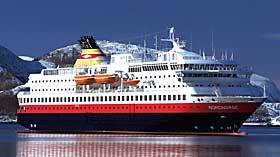 PÅ VEI: Hurtigruteskipet MS Nordnorge er på vei til det synkende skipet for å bistå i redningsarbeidet.