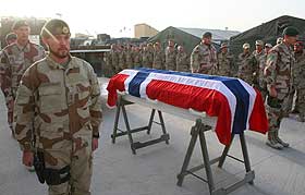 MINTES: Medsoldatene i Meymaneh-leiren i Afghanistan mintes drepte Kristoffer S�rli J�rgensen (22) fra Stange.