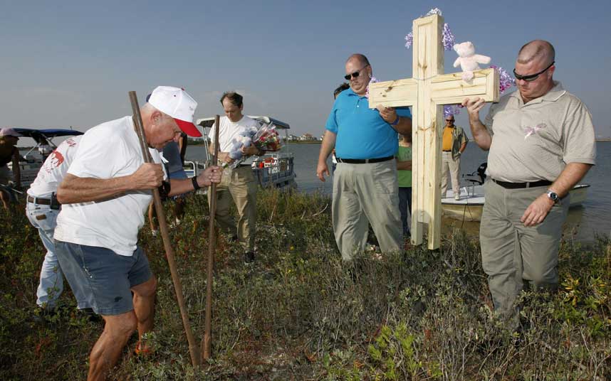 MINNESTUND: 4. november hadde Galveston-politiet en minnemarkering for den vesle jenta som ble funnet d�d i en plastikkboks p� ei ubebodd �y i Texas.