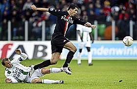 SCORET I G�R: Erik Nevland satte inn 2-1 for Groningen mot Feyenoord i g�r, og hadde ogs� m�lgivende pasning til Marcus Berg som ga hjemmelaget seieren med sin 3-2-scoring p� overtid. Her i duell med Roy Makaay.