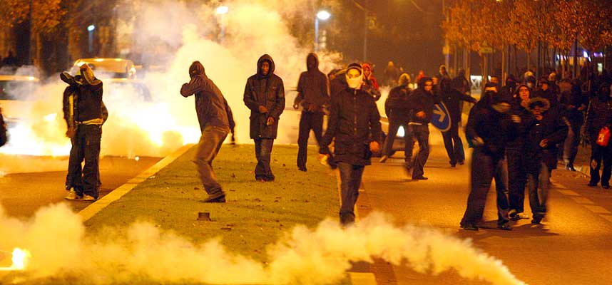 BILKRASJ: Oppt�yene i forstaden Villiers-le-Bel begynte etter at to ten�ringer d�de i en kollisjon med en politibil s�ndag.