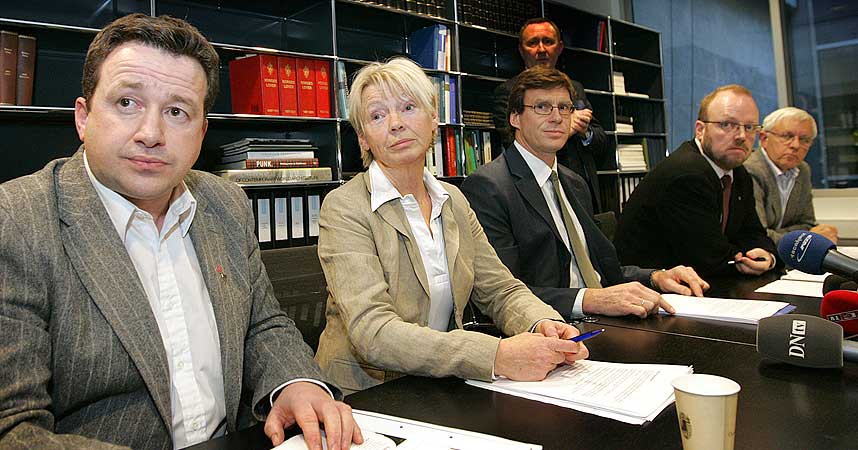 FIRKL�VERET:Fra venstre: ordf�rer i Hemnes Kjell Idar Juvik, ordf�rer i Narvik Karen Margrethe Kuvaas, advokat Jens I. Kobro, ordf�rer i Rana Geir Waage og ordf�rer i Hattfjelldal Asgeir Alm�s.
