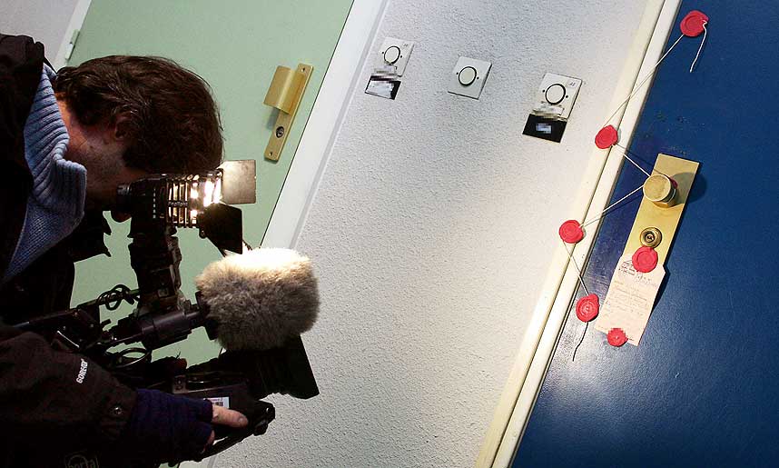 P� TV: Fransk TV filmer den seriemordmistenkte dragqueenens inngangsd�r og oppgang i Mulhouse.