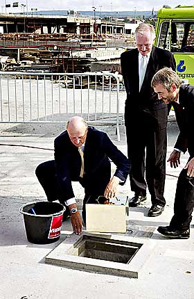 LA NED GRUNNSTEINEN:Dronning Sonja og kong Harald p� grunnsteinnedleggelse for Operaen i Bj�rvika i august 2004.