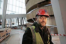PROSJEKTLEDER: Statsbyggs Roar Bjordal forsikrer at marmoren ikke har st�tt ute og blitt gul av sur nedb�r. Gulfargen er et mysterium, og Bjordal avventer n� pr�ver fra SINTEF.