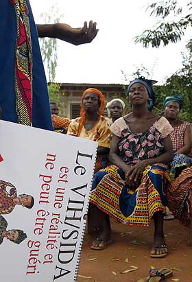KONFERANSE MOT AIDS: Medisinere er sterkt kritiske til homeopatenes konferanse om HIV og aids. Bildet er fra en opplysningskampanje i Benin, gjennomf�rt av Leger uten grenser.