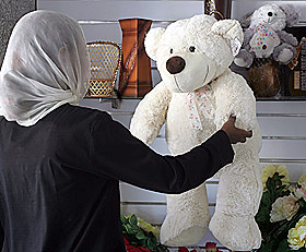  I BUTIKKENE:  Teddybj�rner f�r du kj�pt i Sudan. men de heter ikke Muhammed. Her fra en leket�ybutikk i hovedstaden Khartoum.