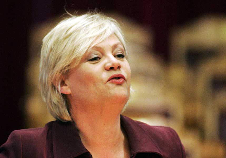 M� V�RE KRITISK:- Det er ingen grunn til � st� med lua i h�nda ovenfor inkassobyr�ene og andre som handler med penger. Man m� v�re kritisk, sier finansminister Kristin Halvorsen til Dagbladet.no.