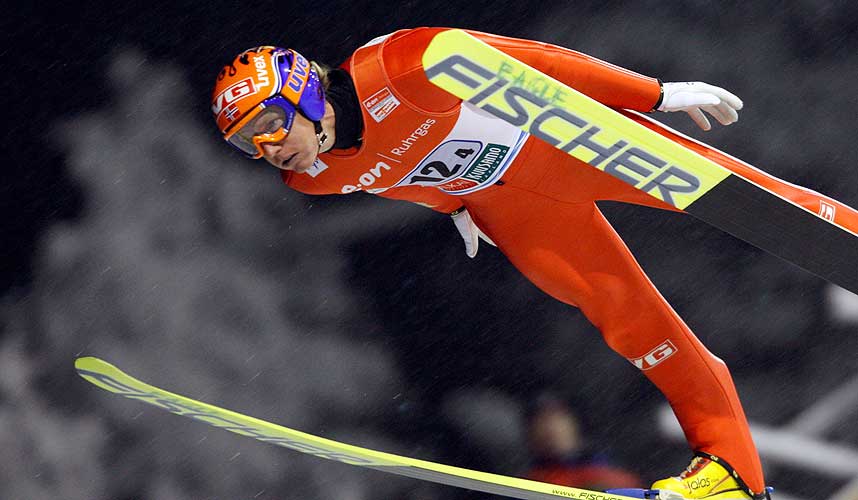ANKERMANN: Roar Lj�kels�y fikk en enkelt oppgave med � avgj�re lagkonkurransen i Norges fav�r, etter at �sterrikes Thomas Morgenstern falt i sitt siste hopp. Lj�kels�y hoppet 133 meter i begge omganger.