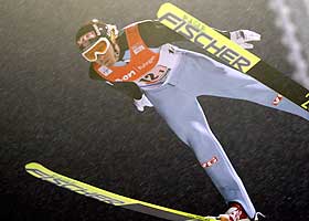 BJ�RN EINAR ROM�REN: Hoppet 134 meter i f�rste omgang og 139 meter i andre.