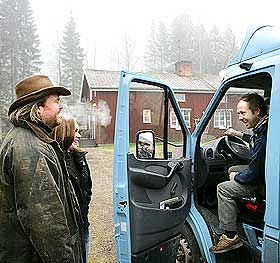 RYKTENE G�R: - Jeg har h�rt rykter om at du synger, sier mannen i isbilen. Rein skal ikke ha is i dag, men s�rger for at sj�f�ren f�r med seg noen cder.
