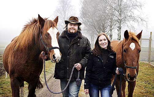 EGEN G�RD: Stemmen hans tok Rein Alexander rundt omkring i verden, men n� bor han sammen med kj�resten Silje p� en g�rd i Sverige. - Jeg kunne ikke hatt det flottere, mener han.