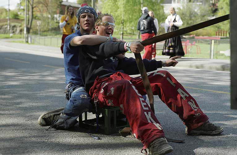 FOTOGRAFERTE FEM �RS RUSSEFEIRING: Fotografen J�rn Tomter. Her Stabekk-russ p� 17. mai 2003.
