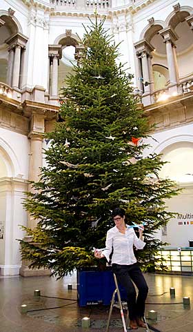 JAGET JUL: Fiona Banner under utsmykkingen av Tate Britains juletre 2007.