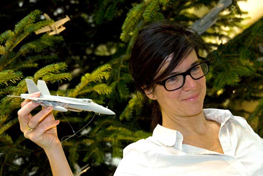 POLITISK JULETRE: Den britiske kunstneren Fiona Banner har laget modeller av 123 jagerfly til Tate Britains kunstneriske juletretradisjon.