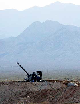 HER VOKTES URANEN: Bakke til luft-kanoner vokter Irans urananrikingsanlegg i Natanz, 300 kilometer s�r for hovedstaden Teheran.