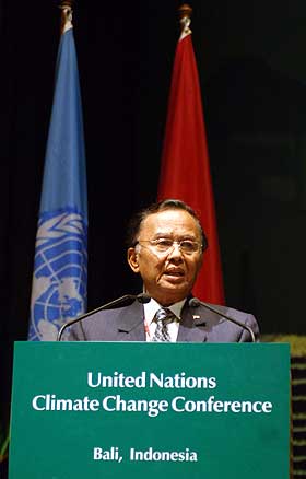 BEKYMRET: Rachmat Witoelar, Indonesias milj�vernminister, ser alvorlig p� de nye dystre prognosene om f�lgene global oppvarming kan f� for landet.