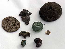 BEBODD SIDEN 700-TALLET: Antakelig bodde vikingene i i Skiringssal fra 700-tallet.
Her andre funn fra vikingbyen: Glassperler, bryner og leirkrukkedeler.
