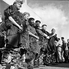 MYTEOMSPUNNE VIKINGER: Hvordan vikingene så ut og hva de drev med er blitt omspunnet av mange myter. Bildet viser hvordan filmskaperne av «The Viking» så for seg vikingene i 1957.