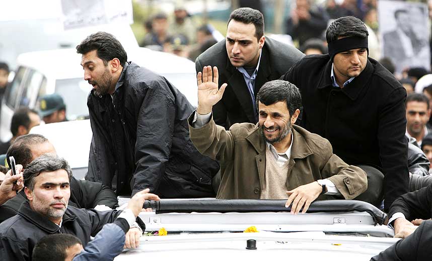 Irans president Mahmoud Ahmadinejad proklamerer seier over president George W. Bush.