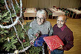 FORST�R IKKE JULETR�R:- Skikken med � plassere et tre i stua under juletiden kommer jeg aldri til skj�nne, sier Aslam Ahsan.