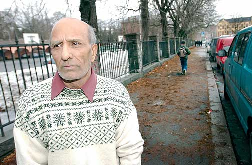 PISKES OG HENGES: �Han angrep min barnetro med sverd. Han er vantro. Han er satans etterkommer. Han b�r piskes, henges og steines�. Det tenkte Aslam Ahsan da han m�tte gudl�se nordmenn.