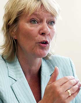 L�reren har blitt for usynlig, og avstanden mellom elev og l�rer er blitt for stor, mener Kristin Clemet.