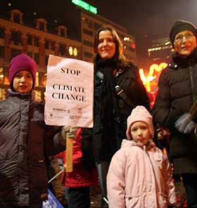 TRE GENERASJONER MILJ�AKTIVISTER: Ni �r gamle Maria Schraff Schulstock deltok i fakkeltoget sammen med lilles�ster, mor og bestemor.