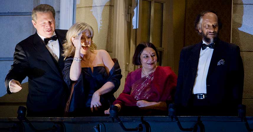 VINKET FRA GRAND:Fredsprisvinnerne Rajendra Pachauri og Al Gore mottok fakkeltogets hyllest fra balkongen p� Grand Hotel mandag kveld. Fra venstre, Al Gore, Tipper Gore, Saroj Pachauri og Rajendra Pachauri.