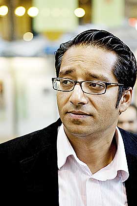 MER RESTRIKTIVE:- Vi m� t�rre � v�re mer restriktive. Vi m� kunne h�ndtere de som allerede er her, sier Ap-politiker Yousuf Gilani.