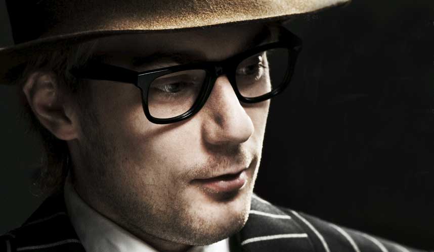 NY PLATE P� NY�RET: Julian Berntzen, som har f�tt Bobby Peers til � lage musikkvideo.