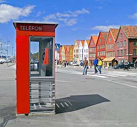 LANDEMERKE: 6000 r�de kiosker ble satt opp - og tatt ned igjen - i Norge. En av de 100 gjenv�rende st�r p� Bryggen i Bergen.